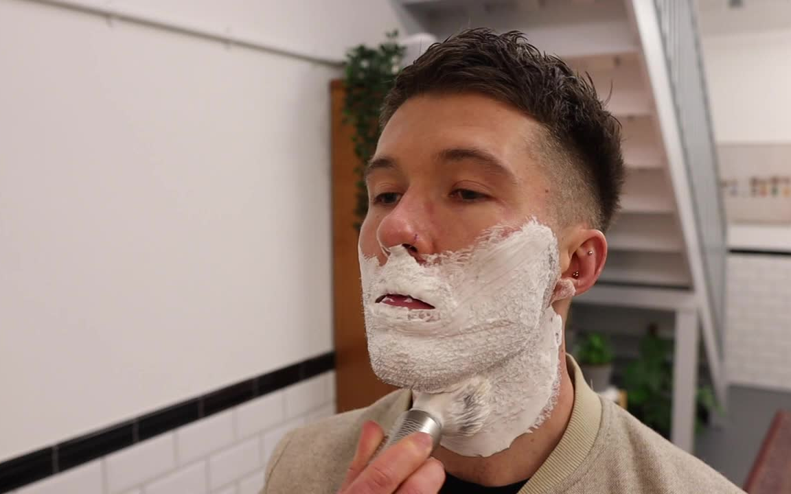 外国小哥教你刮胡子