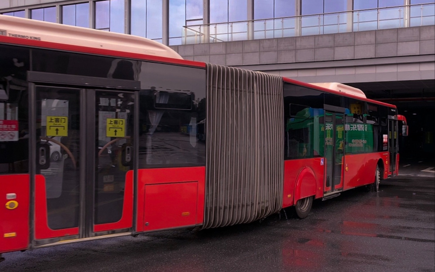 18米青年铰接于b4运行的最后一天,进八字桥brt站台