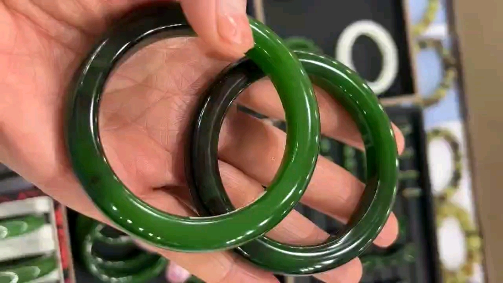 和田玉碧玉手镯56口径,俄碧老料,7号矿的的黑皮老料,颜色纯正,菠菜绿