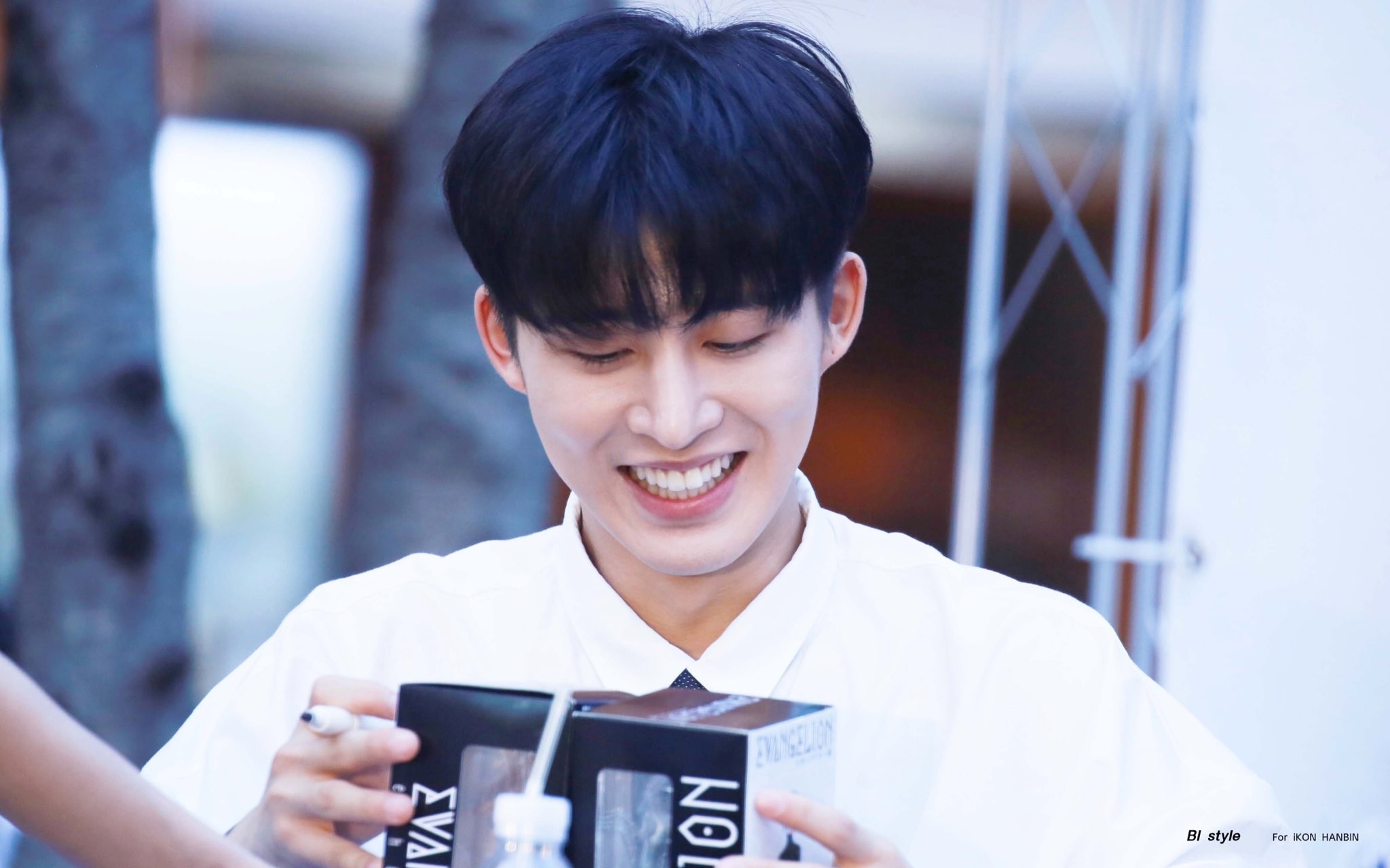 《ikon 金韩彬》粉丝送了喜欢的手办 害羞得咬手指 不好意思看的小彬
