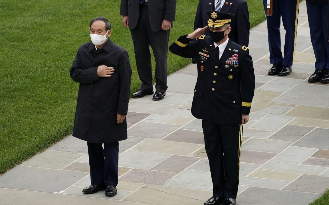 菅义伟向轰炸日本的美军献花圈,民众会谅解这种行为吗?