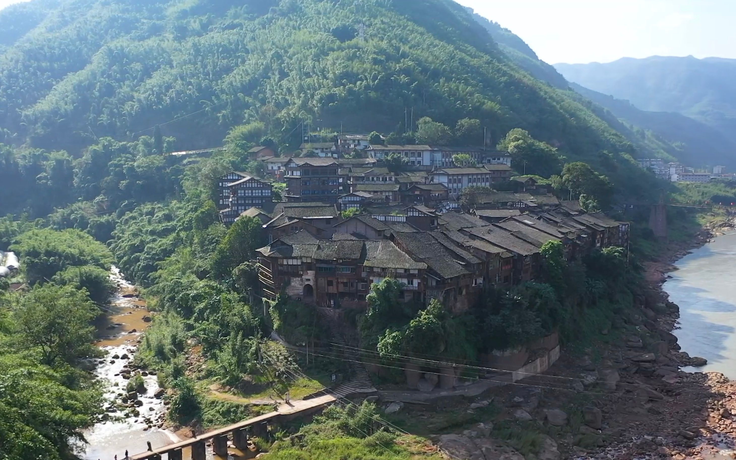 贵州大山里的千年古镇,建在陡峭的危岩之上,三面环水太美了