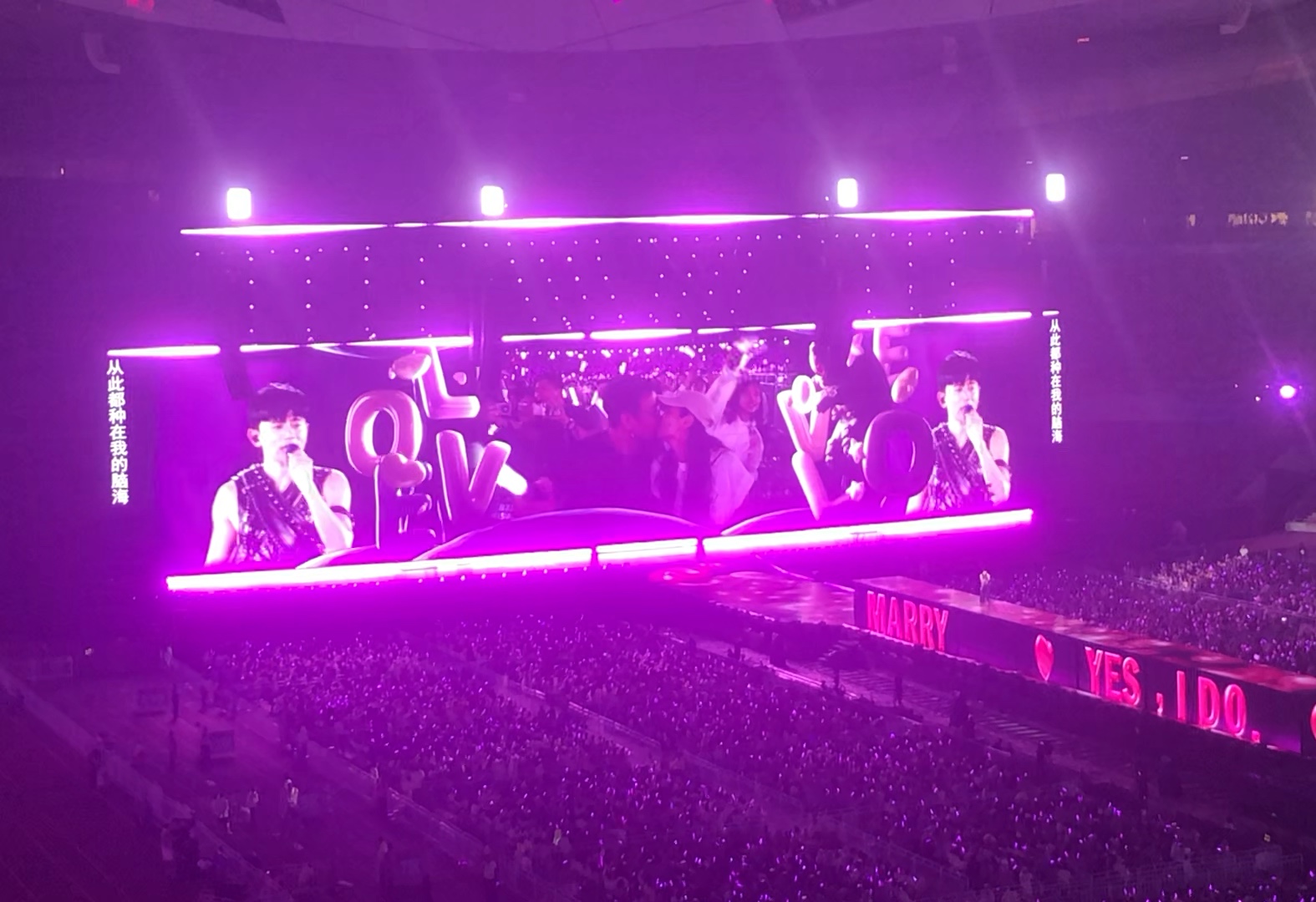 8月3日张杰未live开往1982演唱会鸟巢,天空下起小雨,大屏幕各种有爱的