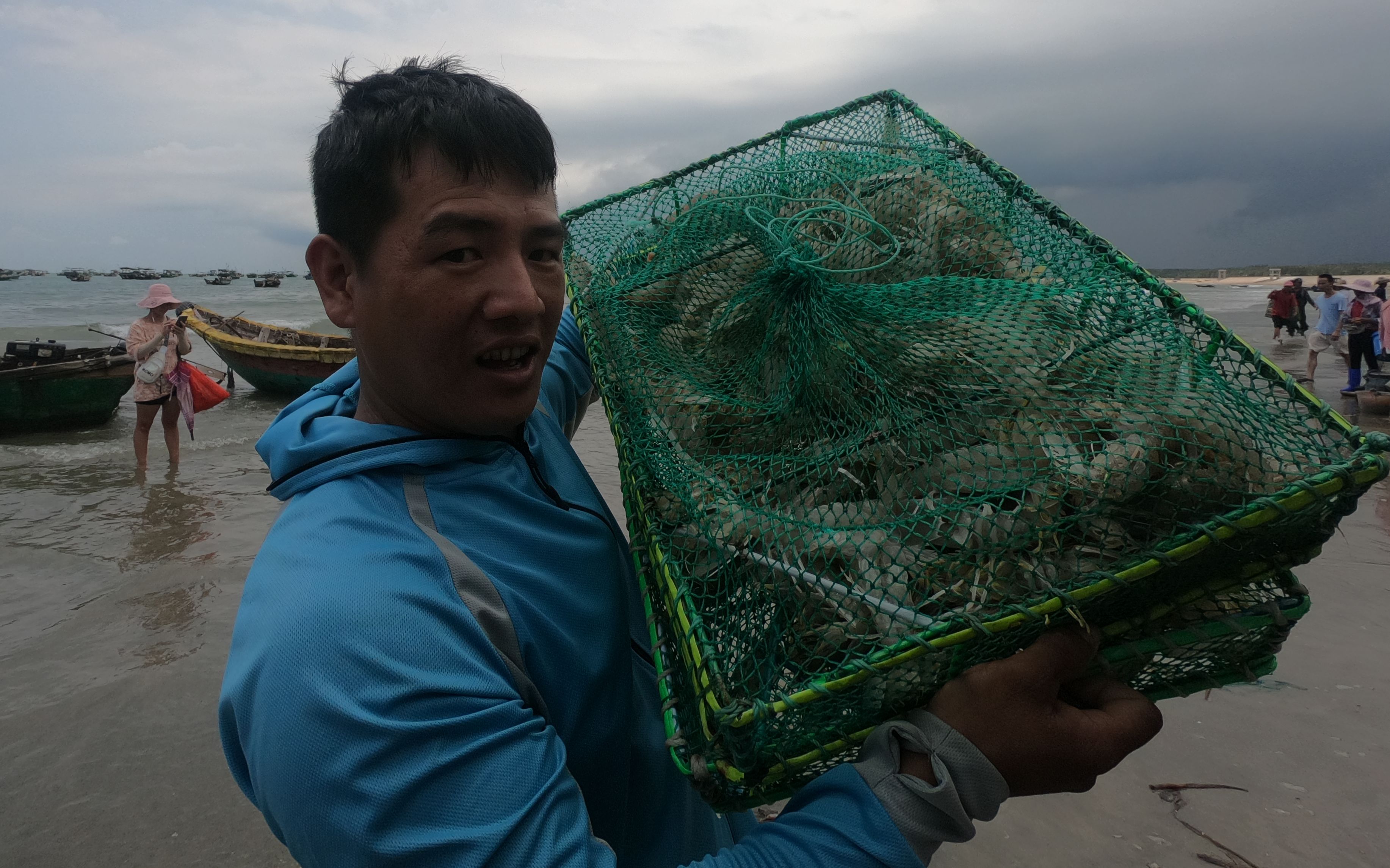 刀仔来到沙滩码头,大批渔民刚打渔回来,第一手海鲜货超便宜的