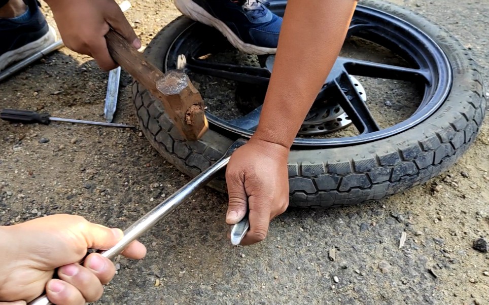 摩托车不幸突然爆胎,尝试一下自己手工分解轮胎并修复_哔哩哔哩_bili