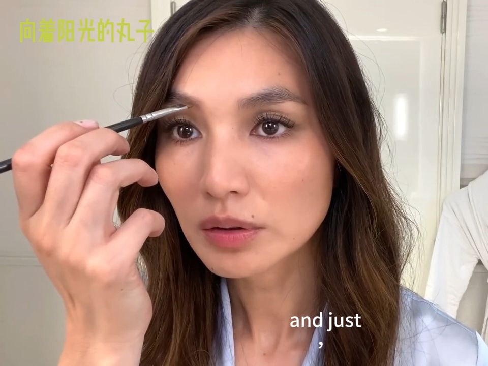 【中英】嘉玛ⷮŠ陈的日常化妆流程|Gemma Chan's Guide to a Simple, SmudgeProof哔哩哔哩bilibili