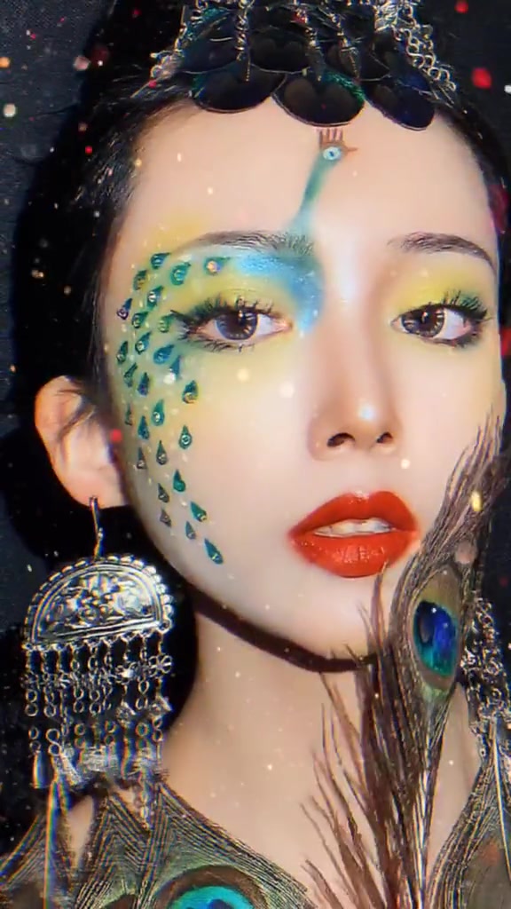 芳情雀艳若翠仙,飞凤玉凰下凡来孔雀妆前妆后