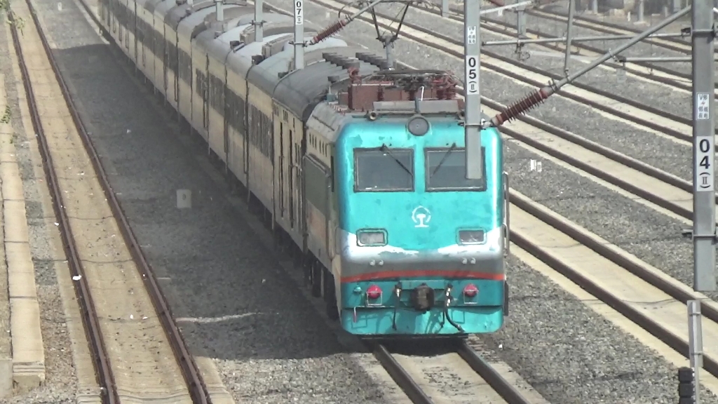 ss9-0004牵引t302次(长春-乌鲁木齐)沈阳皇姑屯通过_哔哩哔哩_bili