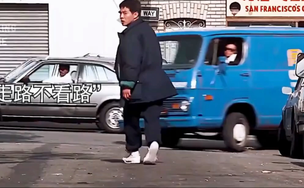 星爷开车遇见路人,没想到竟然是自己的偶像