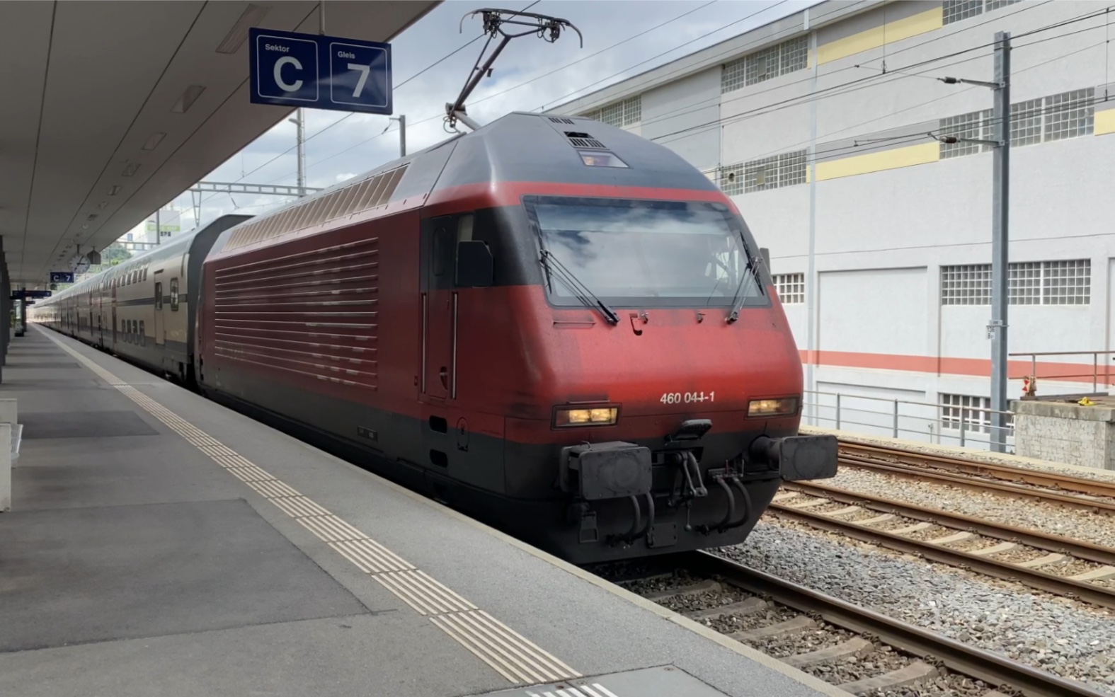 瑞士联邦铁路re460电力机车双层动集ic8线visp菲斯普车站出站发车