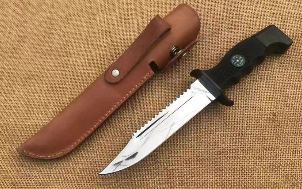 配发雪豹部队的武警格斗匕首,硬度极高寒光逼人,如今还能在一些武警老