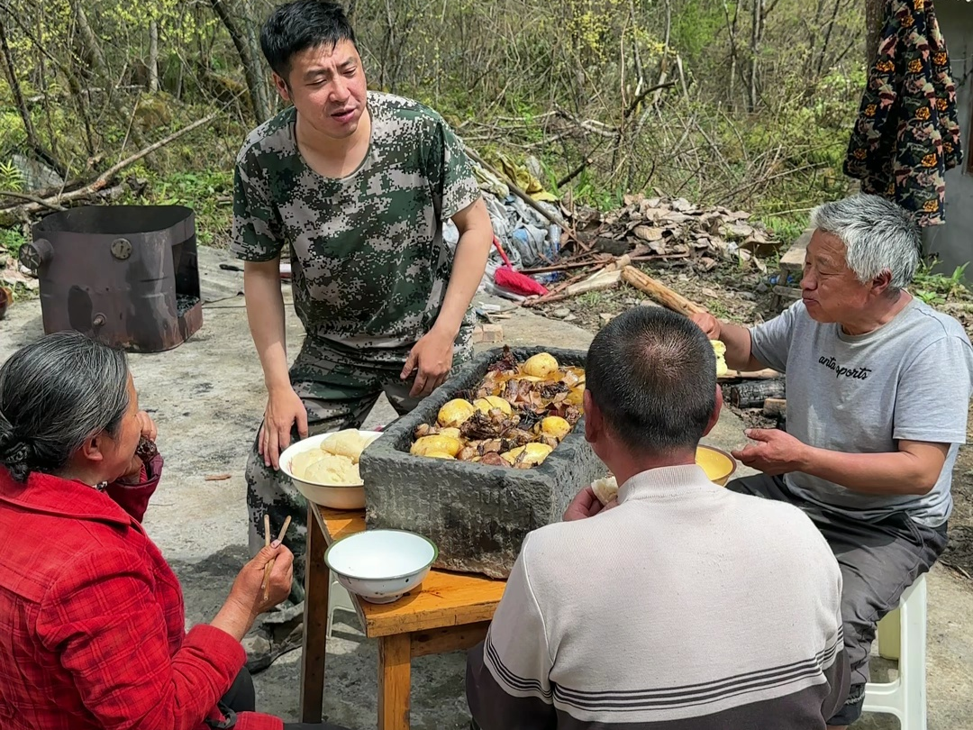 家乡的腊肉,家乡的笋,家乡的味道吃进嘴.家乡位于四川雅安宝兴县,这是家乡很收欢迎的一道菜.哔哩哔哩bilibili