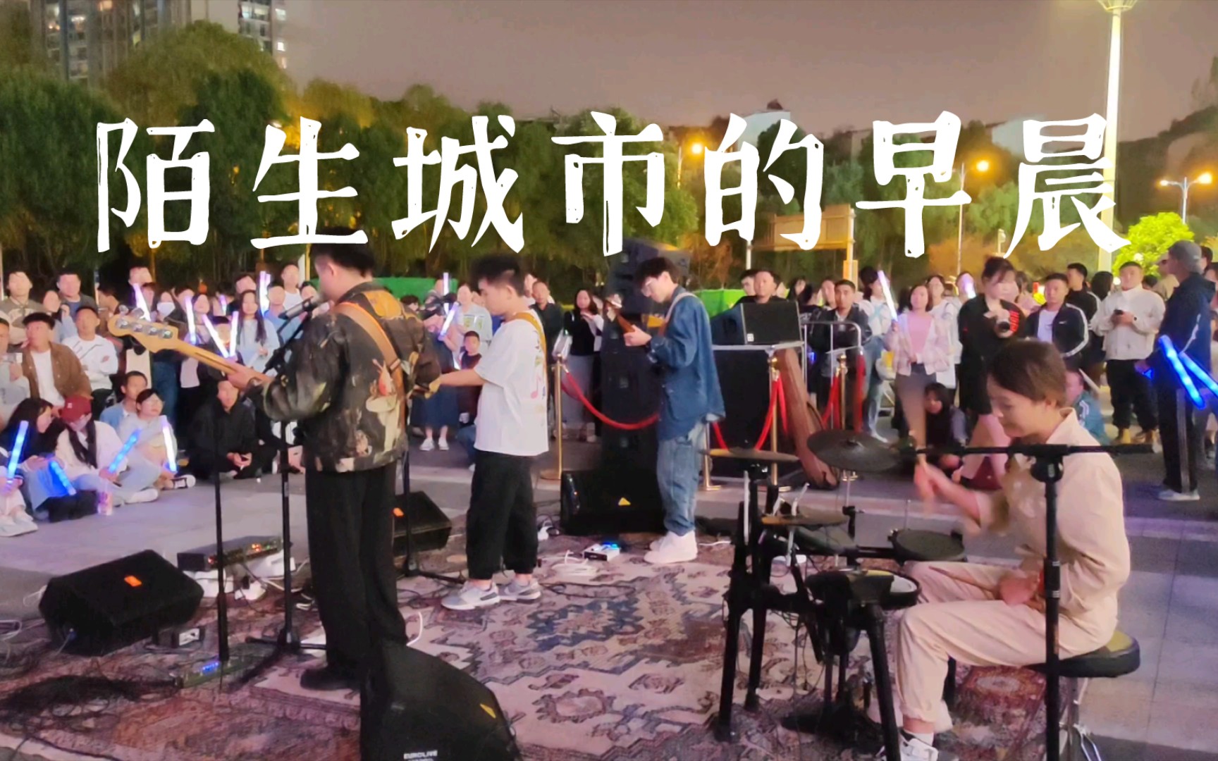 [图]贵阳｜陌生城市的早晨·站在明暗之间抬头仰望 风声带着夜曲掠过群山