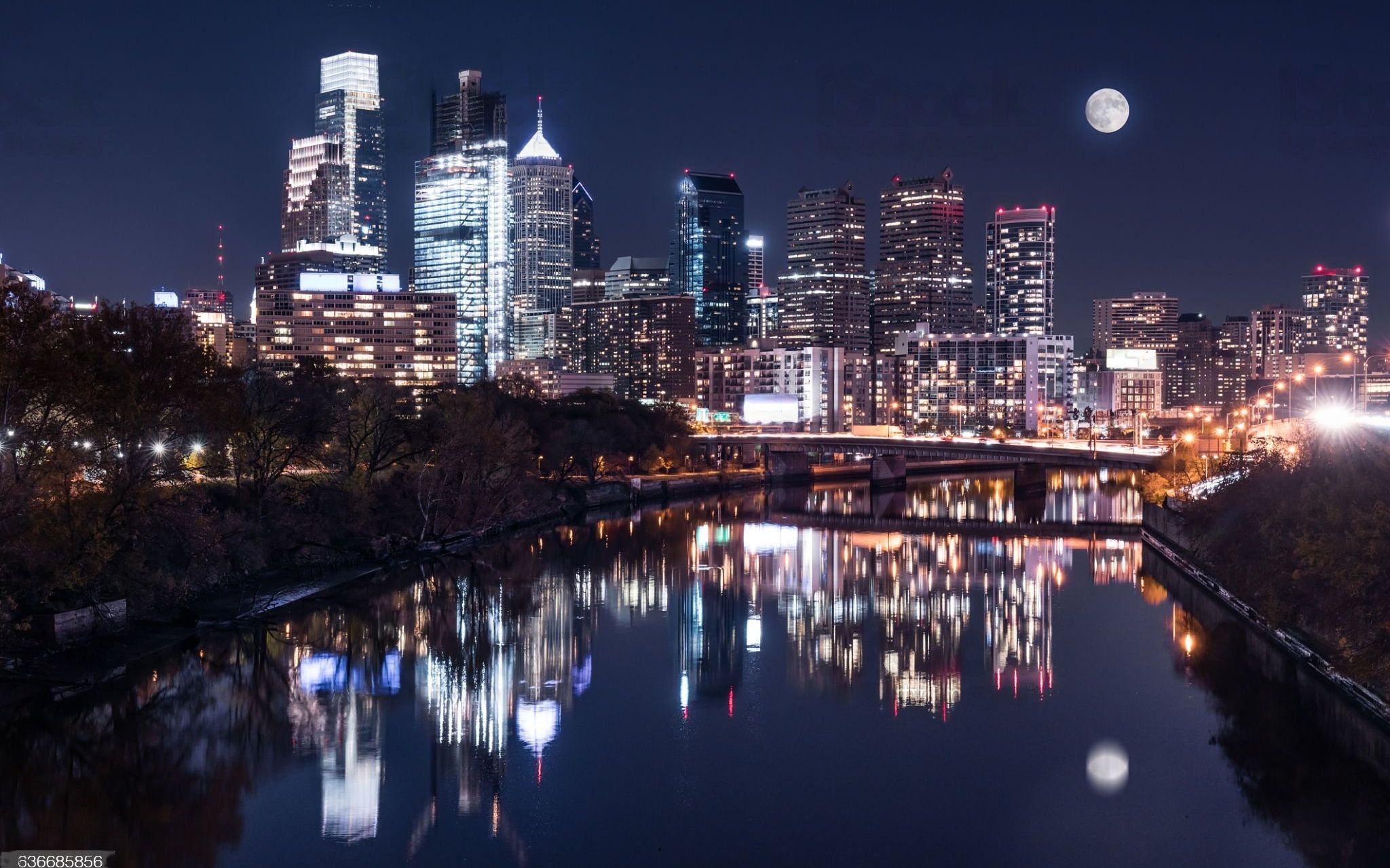 费城城市河面摩天大楼夜景灯光和月亮倒影