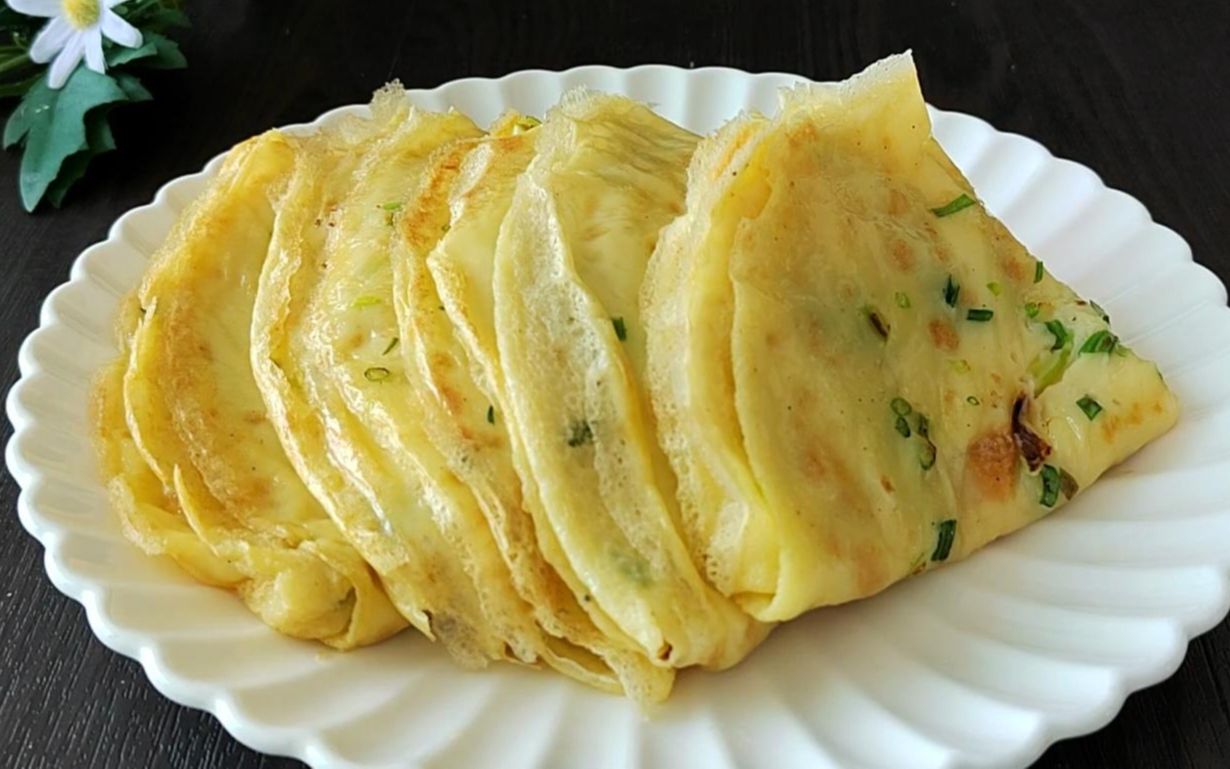 早餐鸡蛋水饼,柔软筋道又香又嫩,搭配一杯豆浆,作为早餐正合适