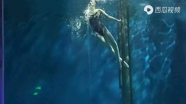 [图]under water ballet pole dance