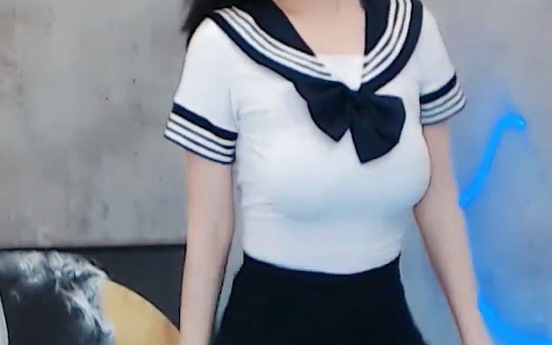 【绝美竖屏】jk制服气质美女裹胸丝袜大长腿热舞,有没有被这气质吸引