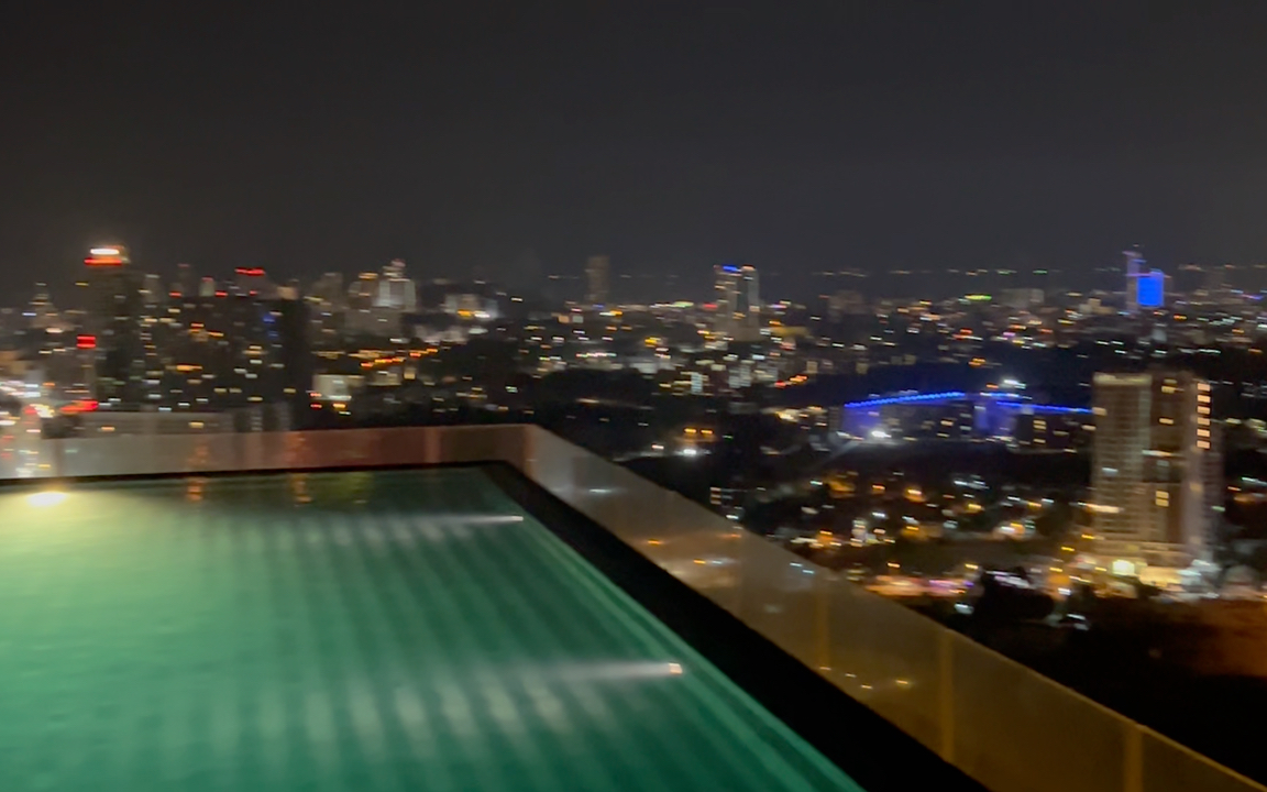 芭堤雅无边泳池夜景
