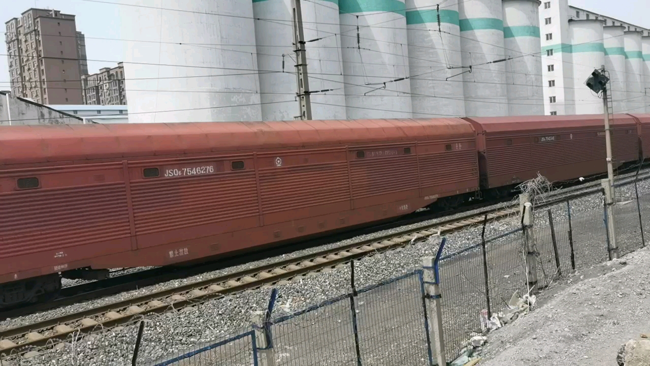 hxd3b0242牵引全列jsq6双层汽车运输车缓速通过鞍山站