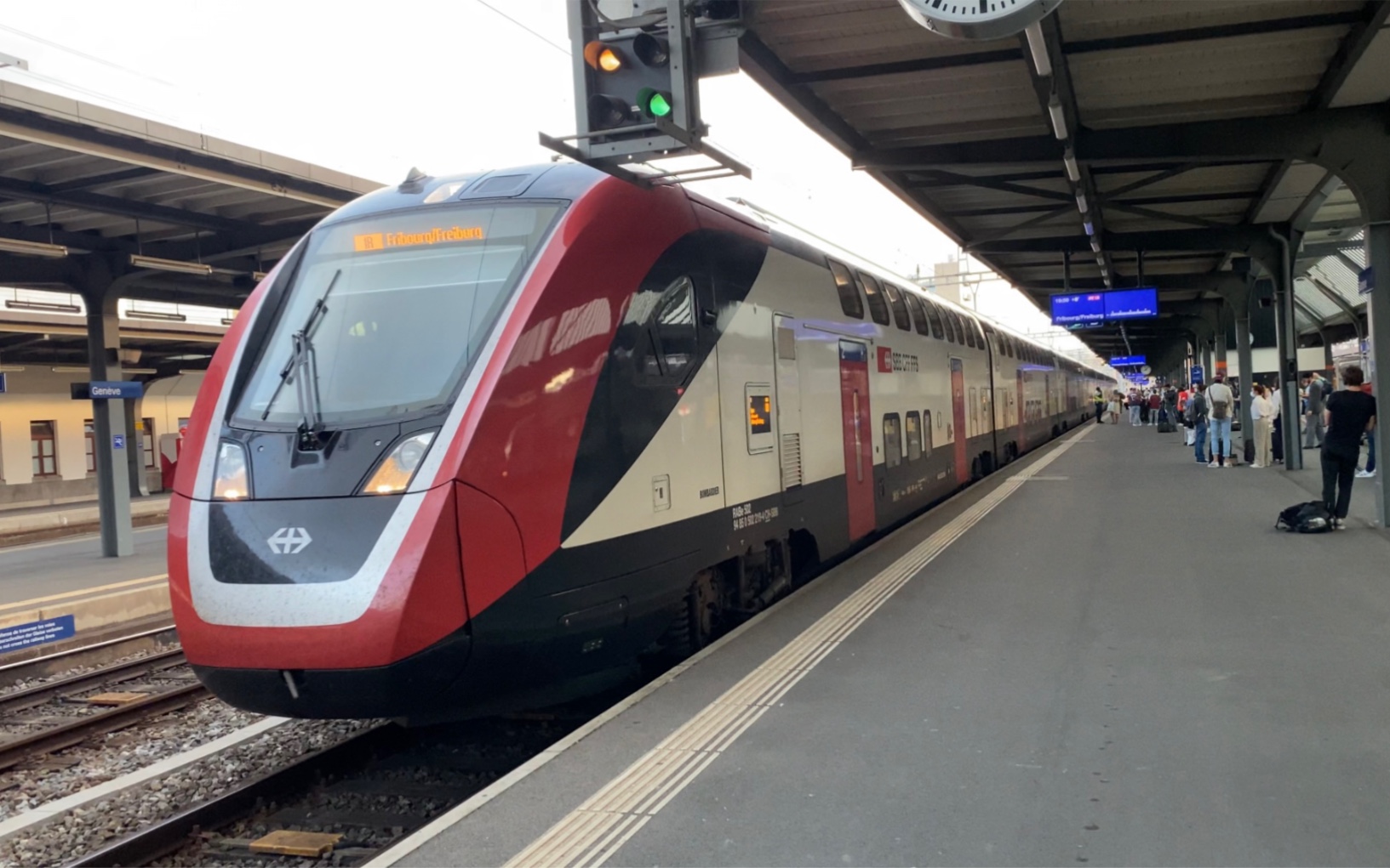 双层动车组ir15线fribourg/freiburg弗里堡方向列车genève日内瓦车站