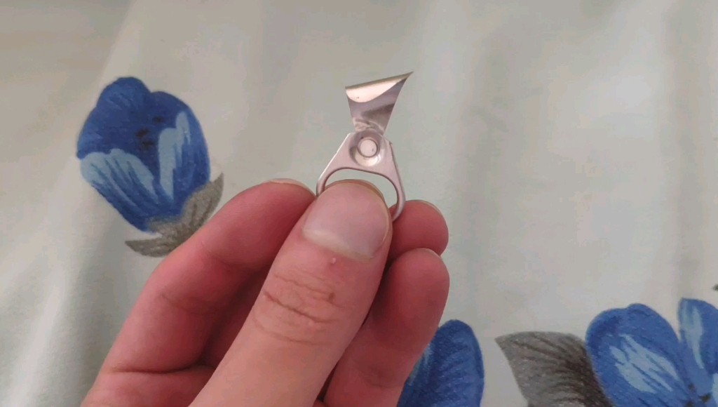 易拉罐环不要丢,可以戴在手上当戒指,结婚时能派上用场