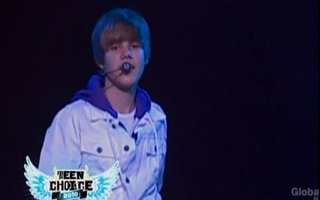 [图]Justin Bieber - 贾斯汀比伯在青少年选择奖演唱U Smile (2010 480p)