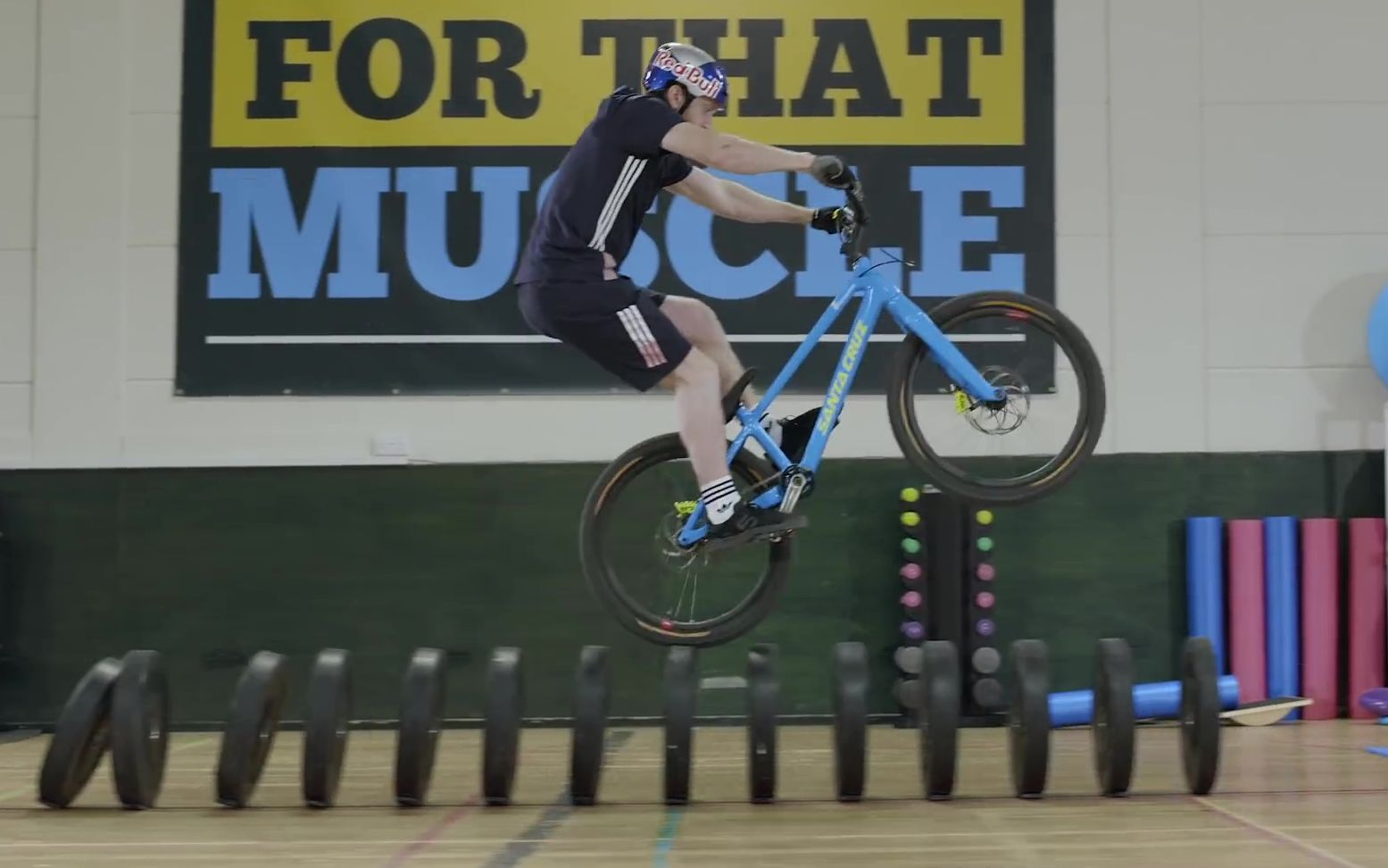 danny macaskill 街攀大神丹尼新作:体育馆_哔哩哔哩 (゜-゜)つロ