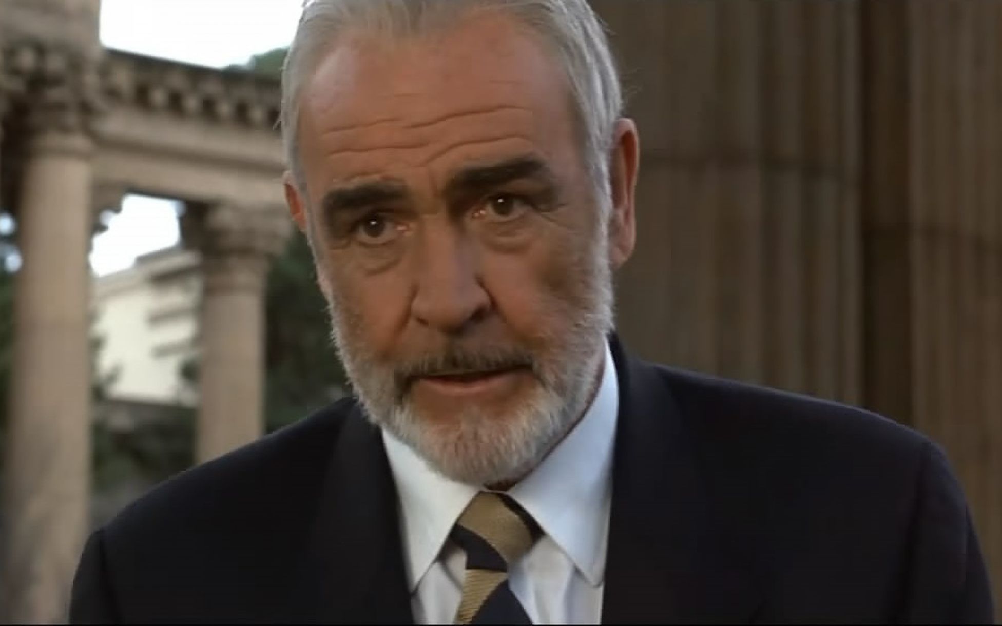 搭配上白发苍苍却沉着有力的肖恩康纳利,演绎了"石破天惊"的经典