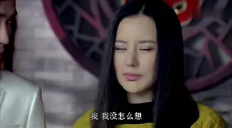 Download Video: 影视：儿媳睡懒觉，全家人在床边盯着，儿媳吓死：我怀孕了！