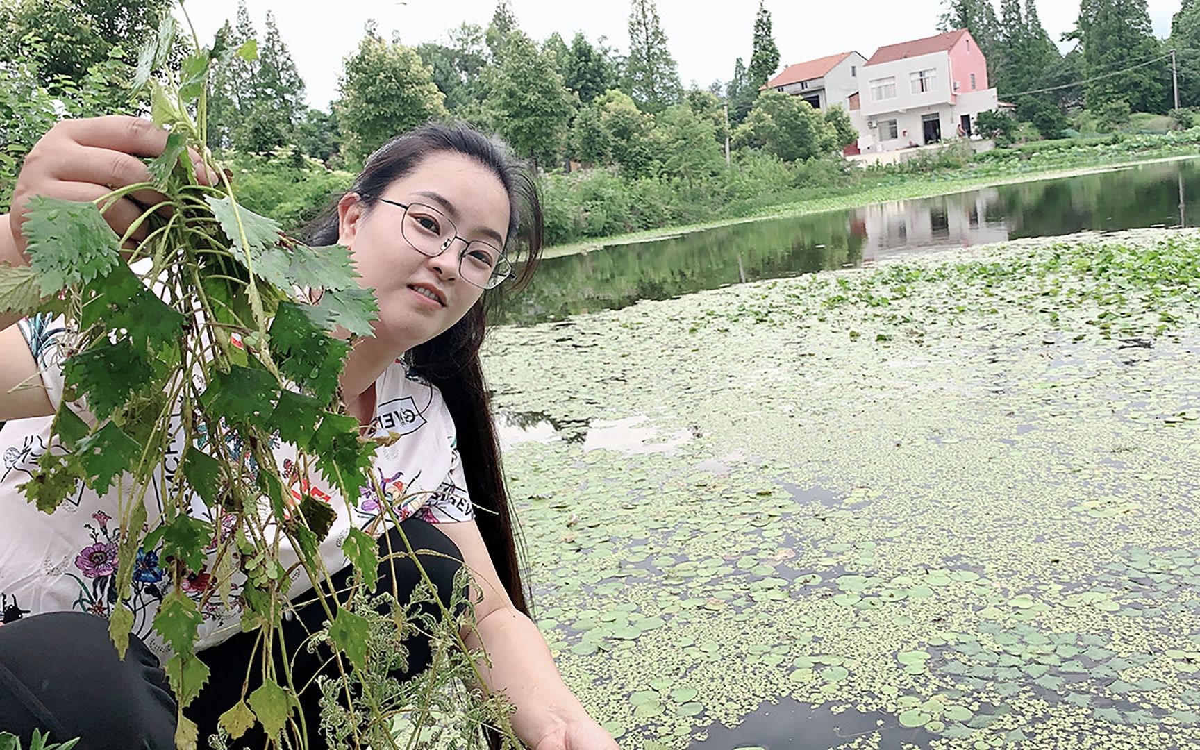 湖北小赵姑娘搬了一天的砖,累死了,这典型的个头大力气小_哔哩哔哩