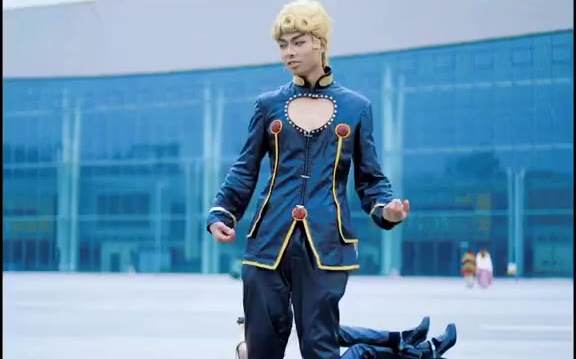 漫展 cosplay 过年就要畅快吃半次元 全漫展最骚断腿的动作,真人jojo