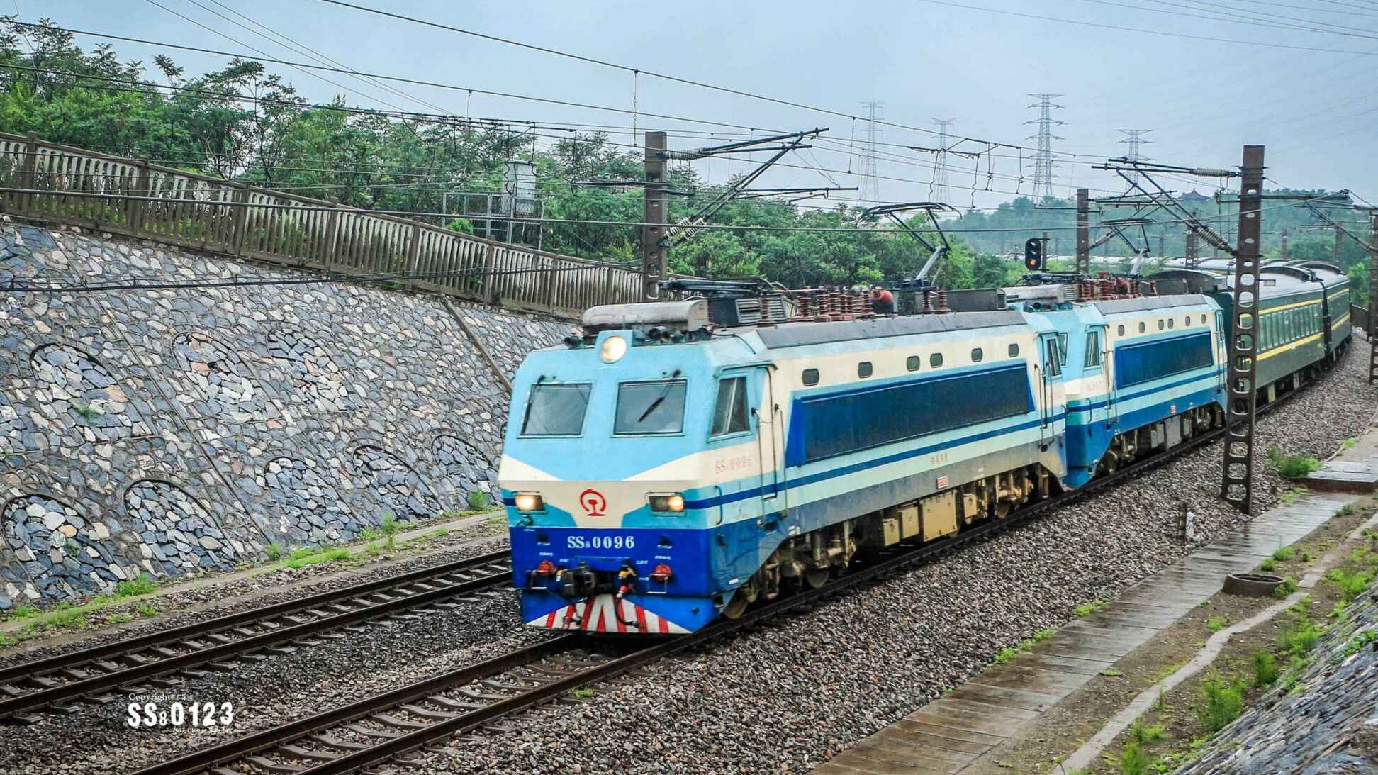 『回忆』2017年7月 双机韶山八牵引客车k262次通过西长槐树岭隧道