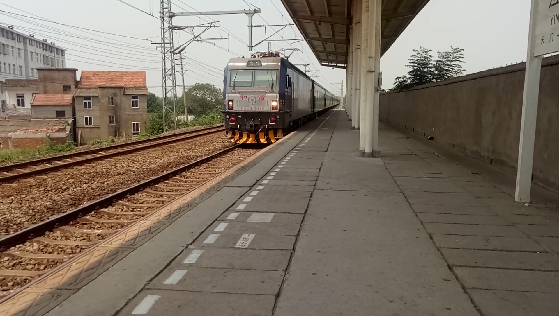 k8116次列车,应城站进站