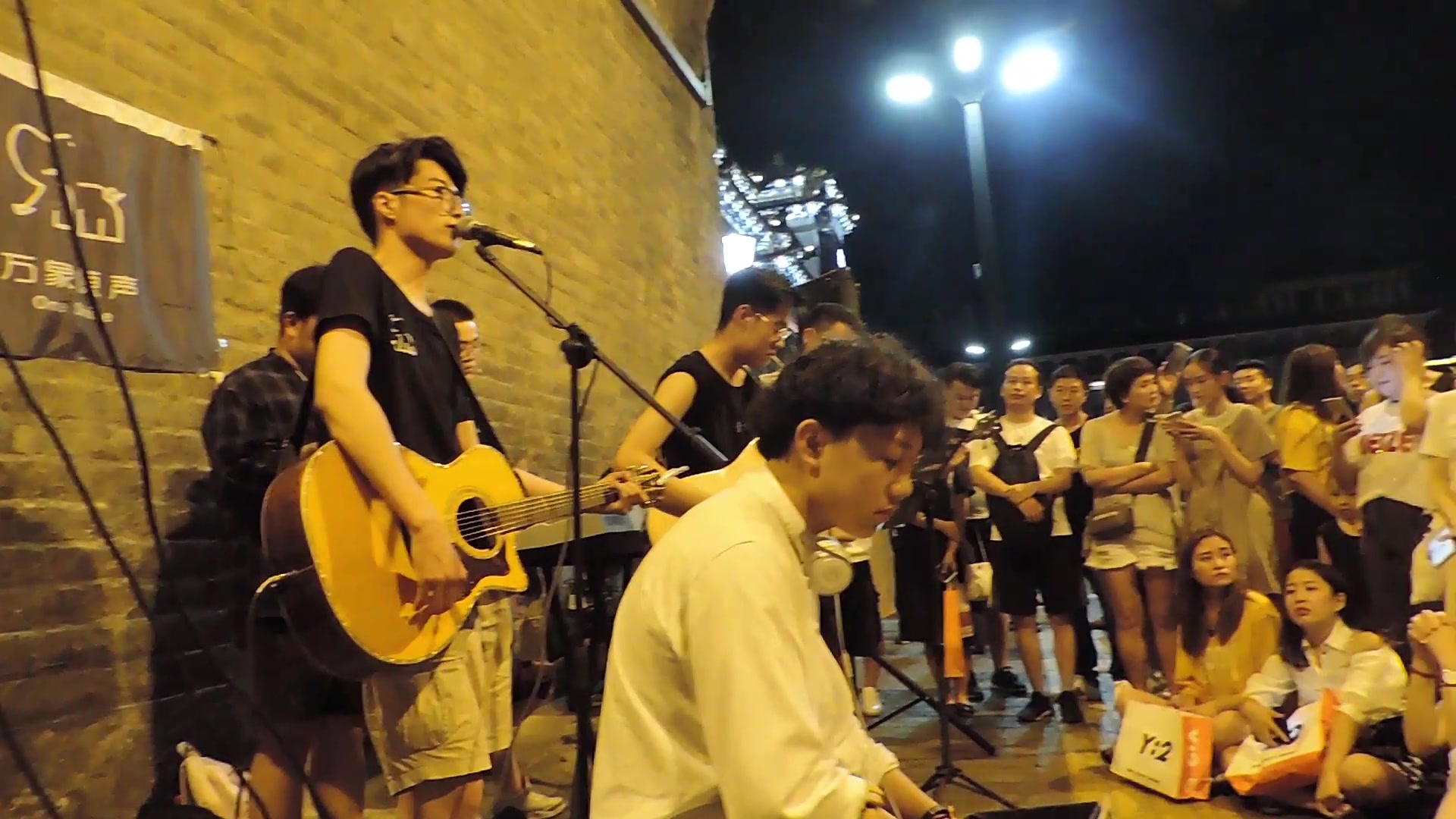 万象原声乐队南门城墙下翻唱赵雷《理想》, 小盆友的脸部变化太明显了