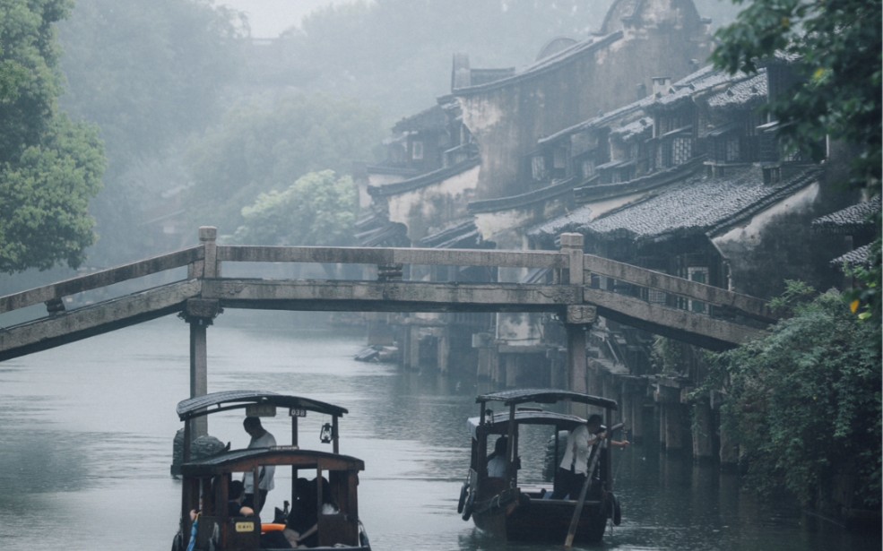 [图]"梦醒人间看微雨，江山还似旧温柔。"