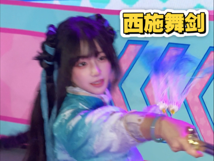 “东方曜教的新剑法还不赖嘛”