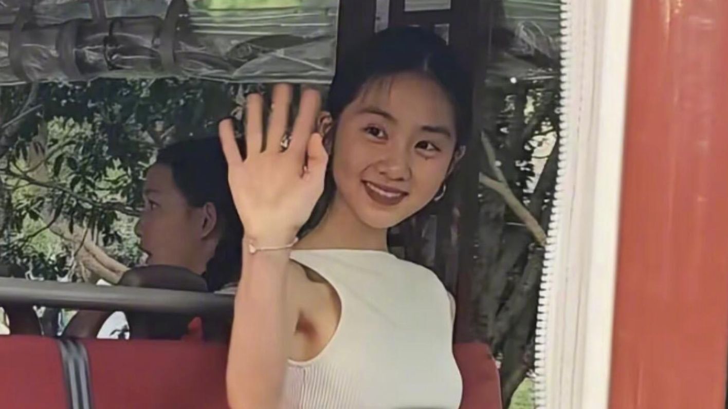 20岁黄多多现身乌镇戏剧节，穿白色露背背心身材苗条，侧颜复刻妈妈孙莉