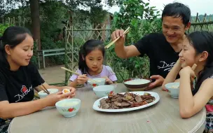 Télécharger la video: 128买两坨牛肉，腌制4小时做酱牛肉，裹上辣椒麻辣鲜香吃爽了