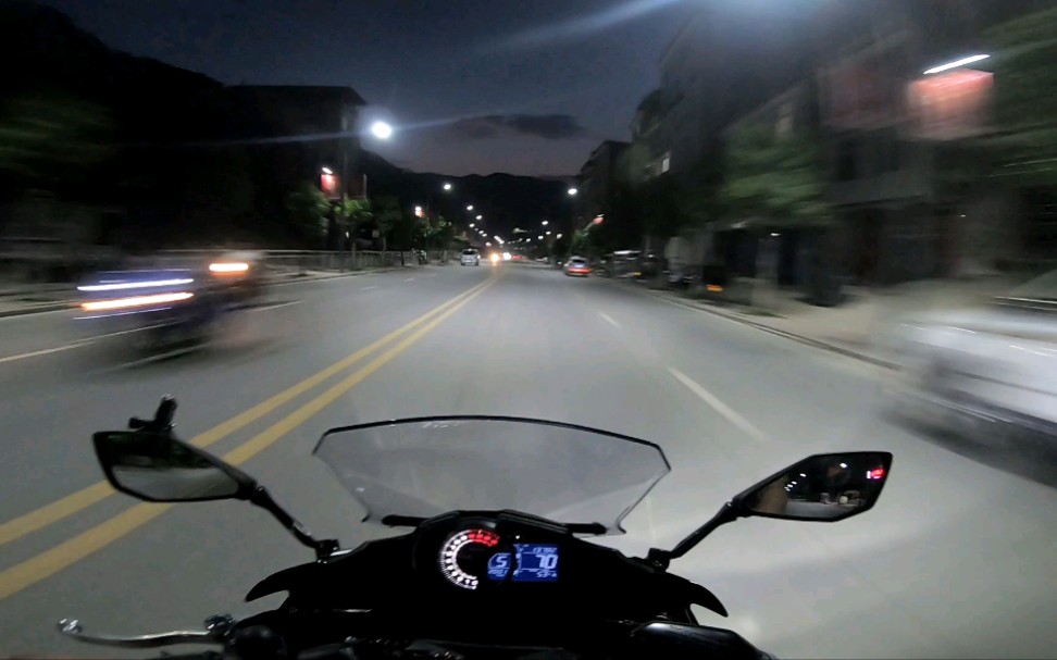 夜间开摩托车照片图片