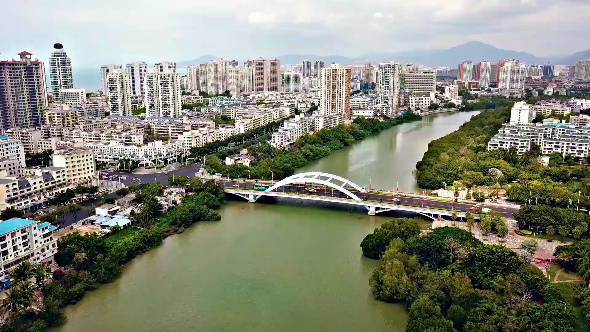 海南·三亚河无人机随拍——空中俯瞰月川桥 河上远眺三亚湾