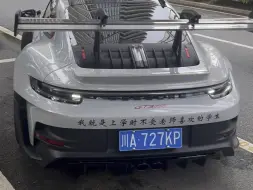 Descargar video: 上学时不受老师喜欢的学生现在已经开上新款保时捷992gt3rs