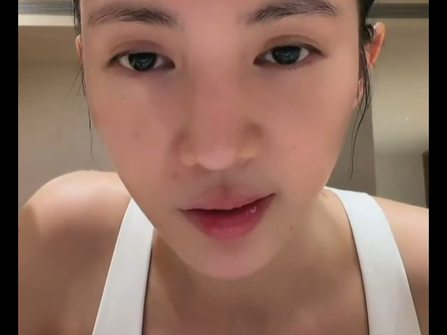 金晨回应现发4换嘉宾，金晨直播聊到《现在就出发4》，大家都很好，依然玩得很开心，传递快乐就行了。