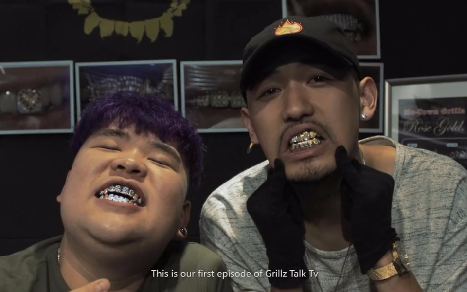 说唱歌手嘴里的大金牙是怎么制作的?不妨看一下这个