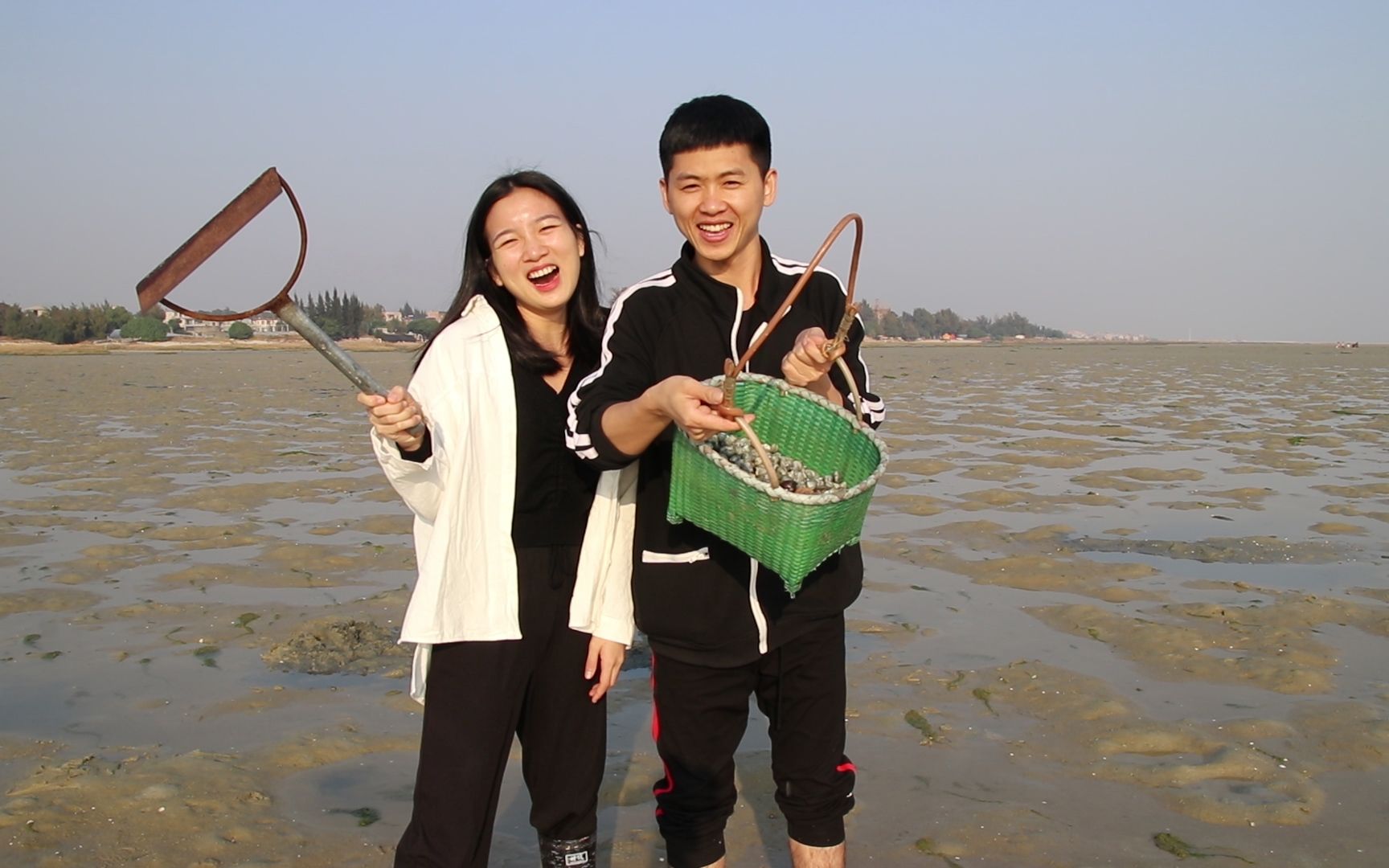 阿旺带着发小去赶海,海螺太多没人要,给两人捡了个大便宜_哔哩哔哩