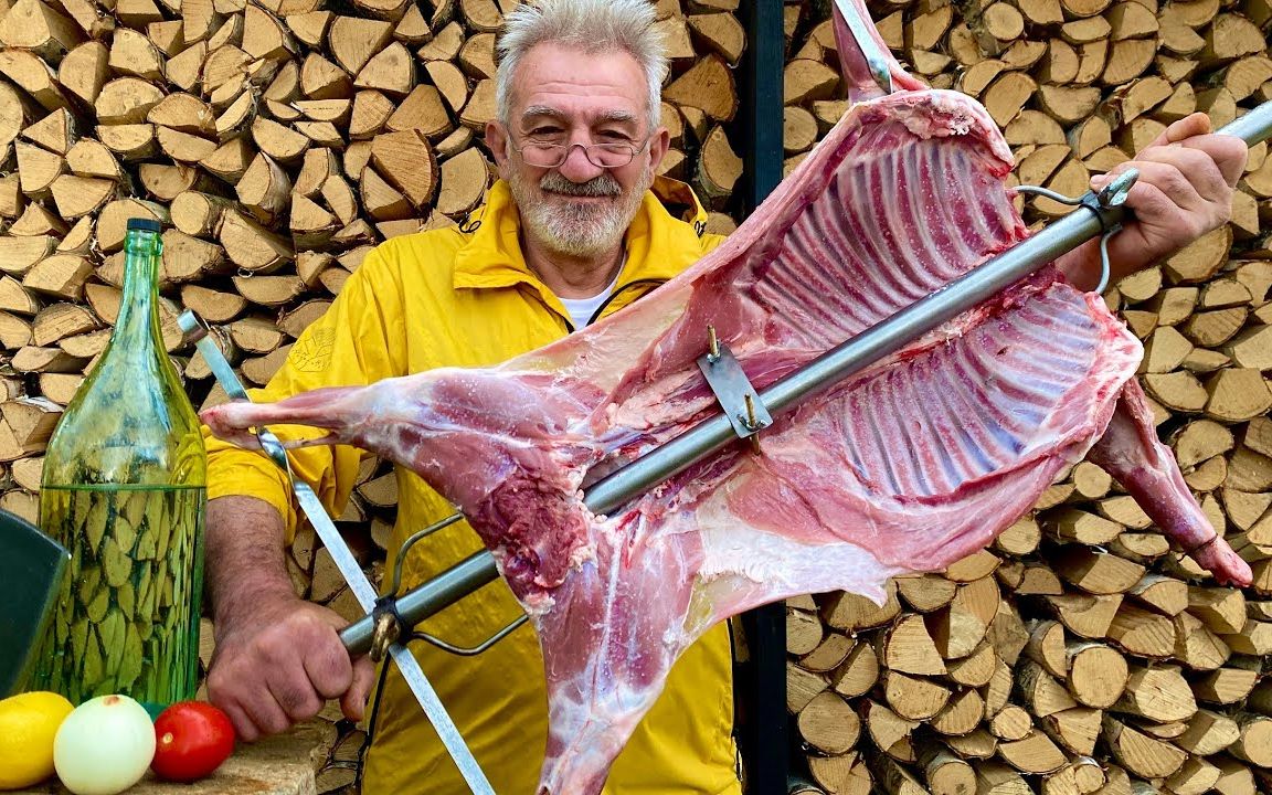 俄罗斯烧烤老爹一整只羊串起来烤这才是战斗民族的味道