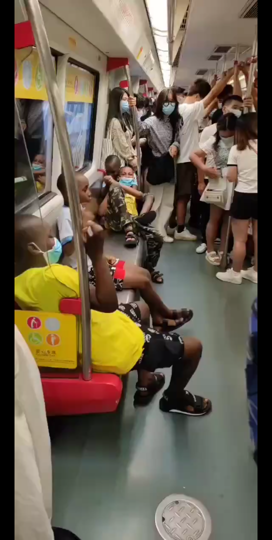广东黑人地铁图片