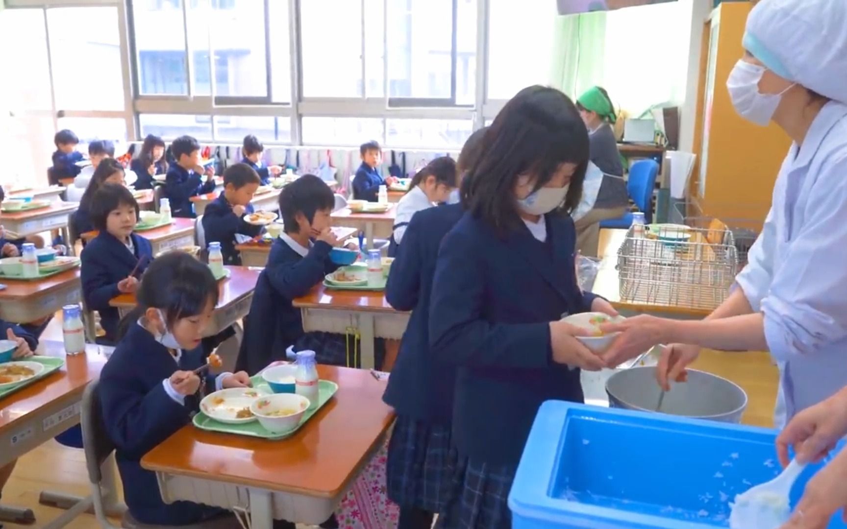 日本小学午餐,真正的公立小学生活