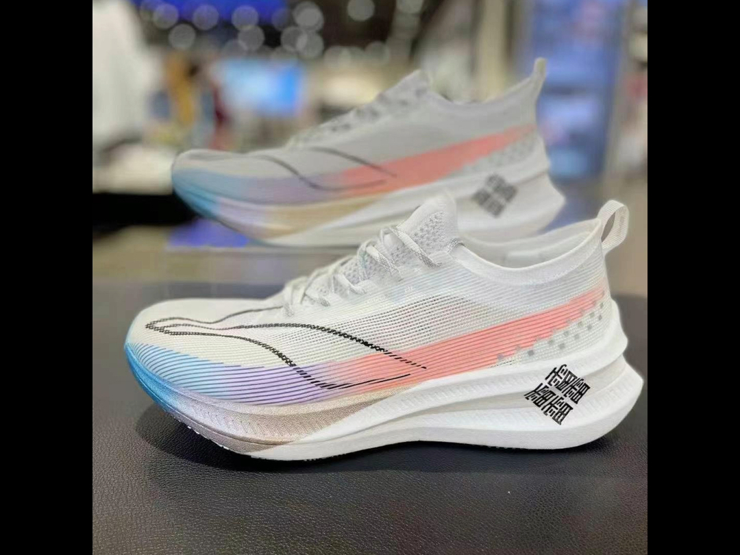 李宁飞电跑鞋,码数齐全,喜欢的小朋友可以私聊我哦