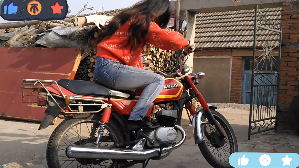 美女发动摩托车