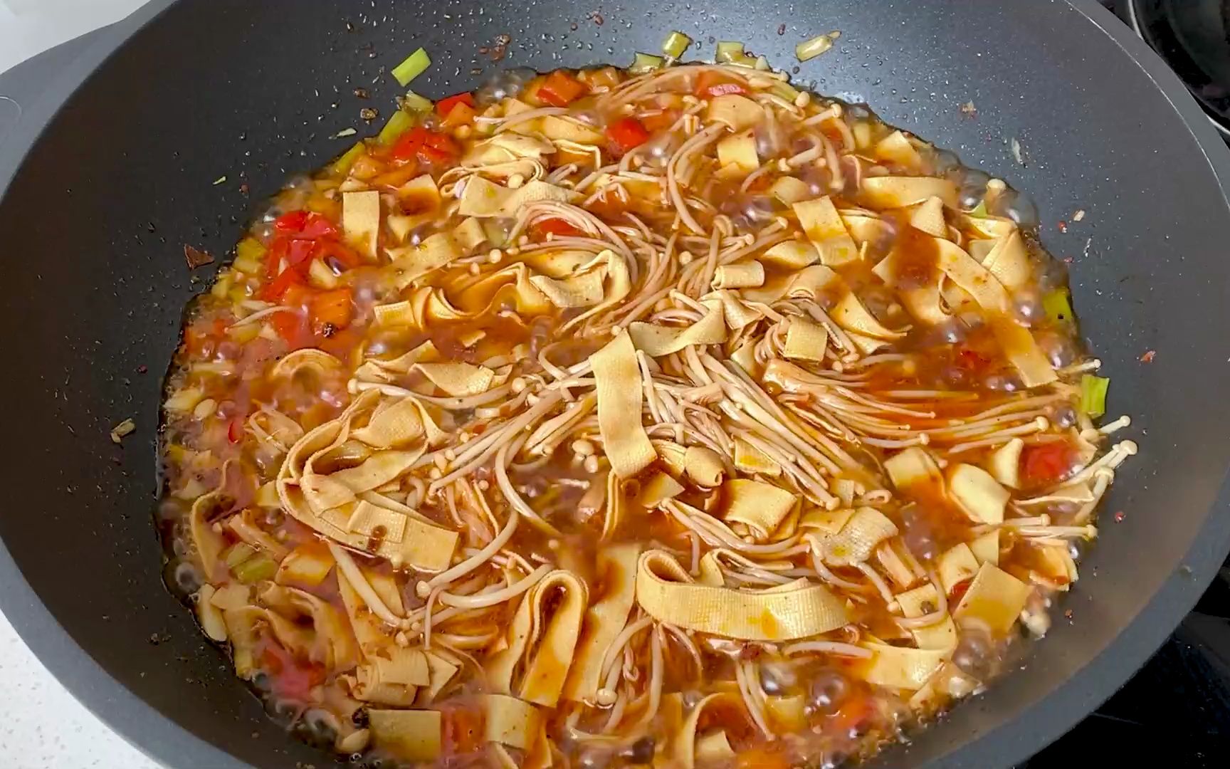 金针菇搭配豆腐皮,教你神仙吃法,出锅酸辣开胃,好吃又下饭